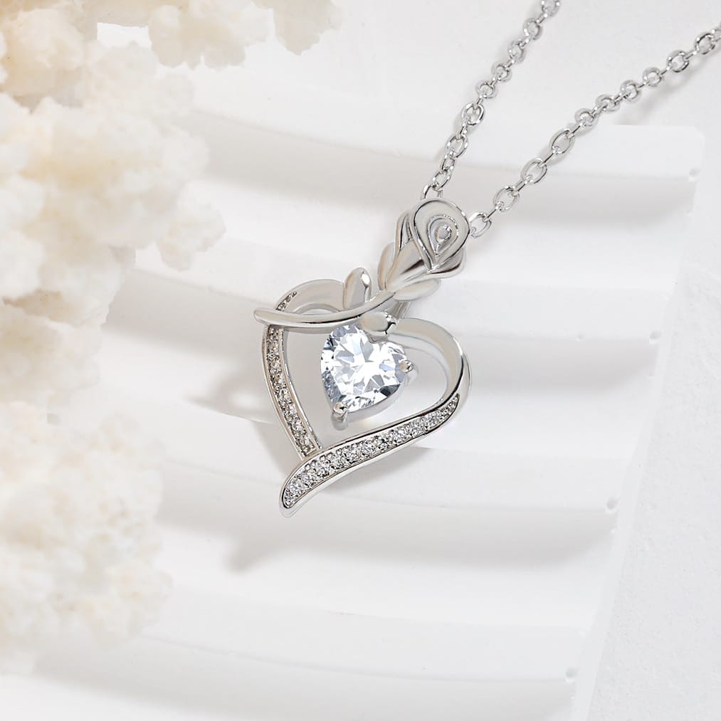 Náhrdelník pôvab srdiečka s diamantom