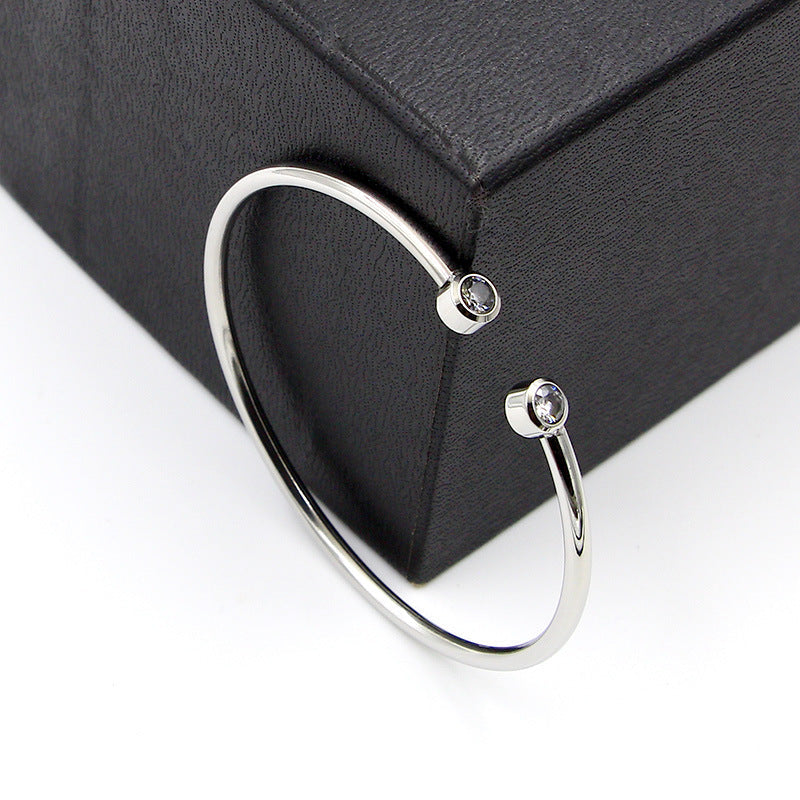 Zlatý otvorený náramok s dvomi kryštálmi