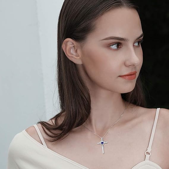Retiazka z bieleho zlata s krížikom a zafírovým srdiečkom