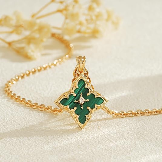 Auksinis dobiliuko pakabukas su smaragdu