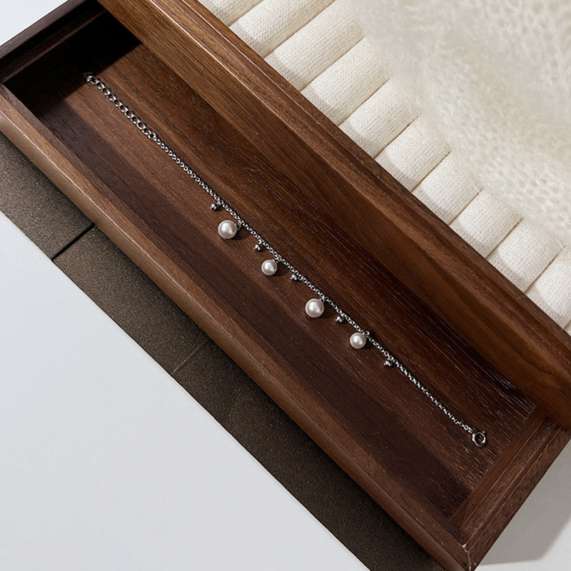 Strieborný náhrdelník s elegantnou perlou a jemnými detailmi