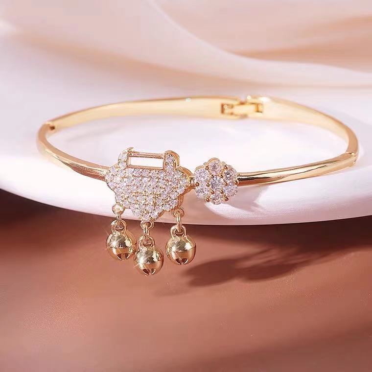 Victoria's shimmer bangle
