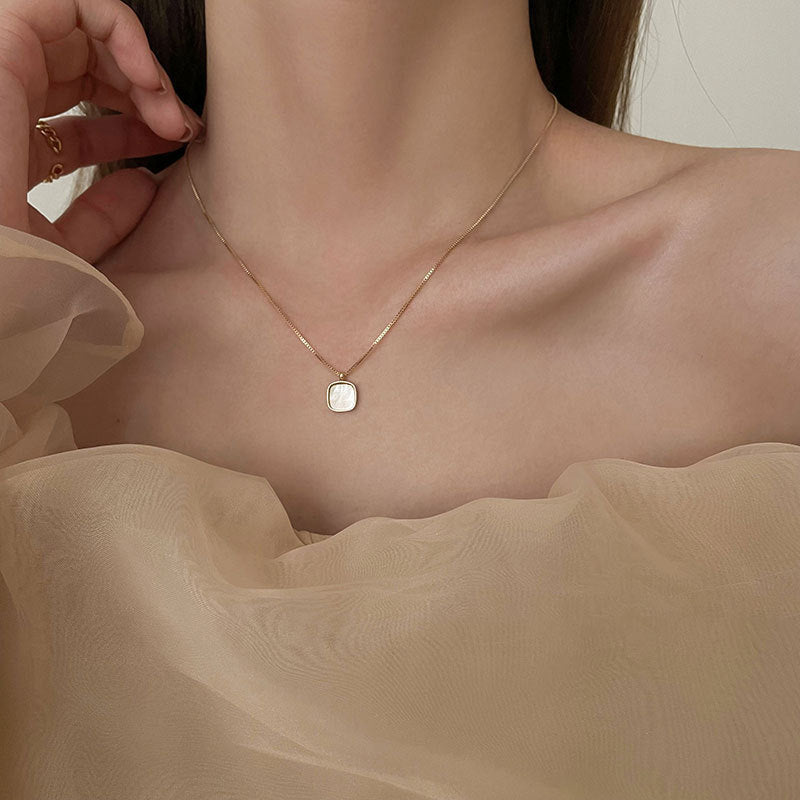 Auksinis perlamutro pakabukas „Sophie“