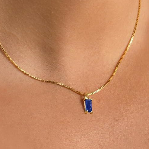 Baltojo aukso minimalistinis pakabukas su safyru