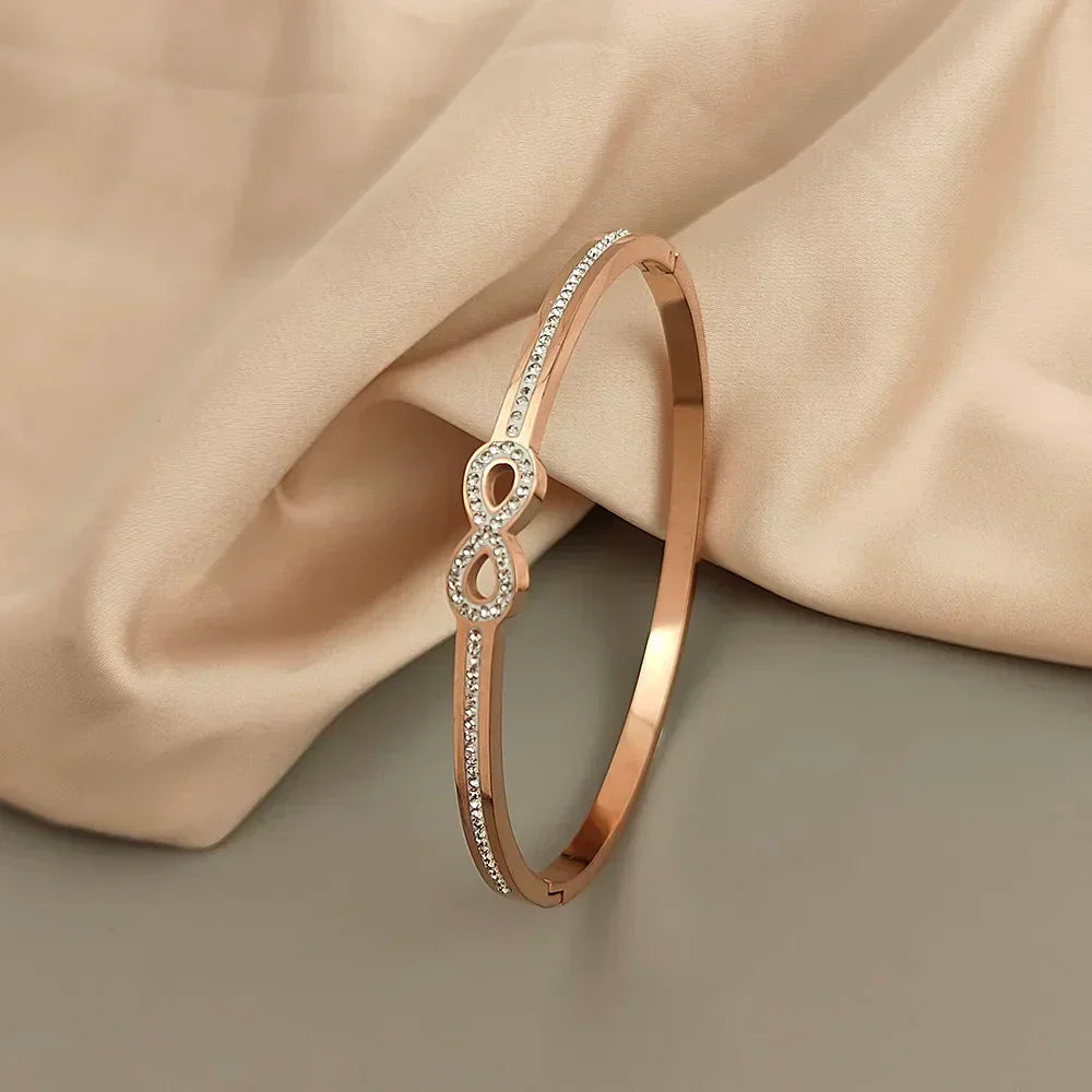Standi „Begalybės“ apyrankė su išskirtiniais krištolais