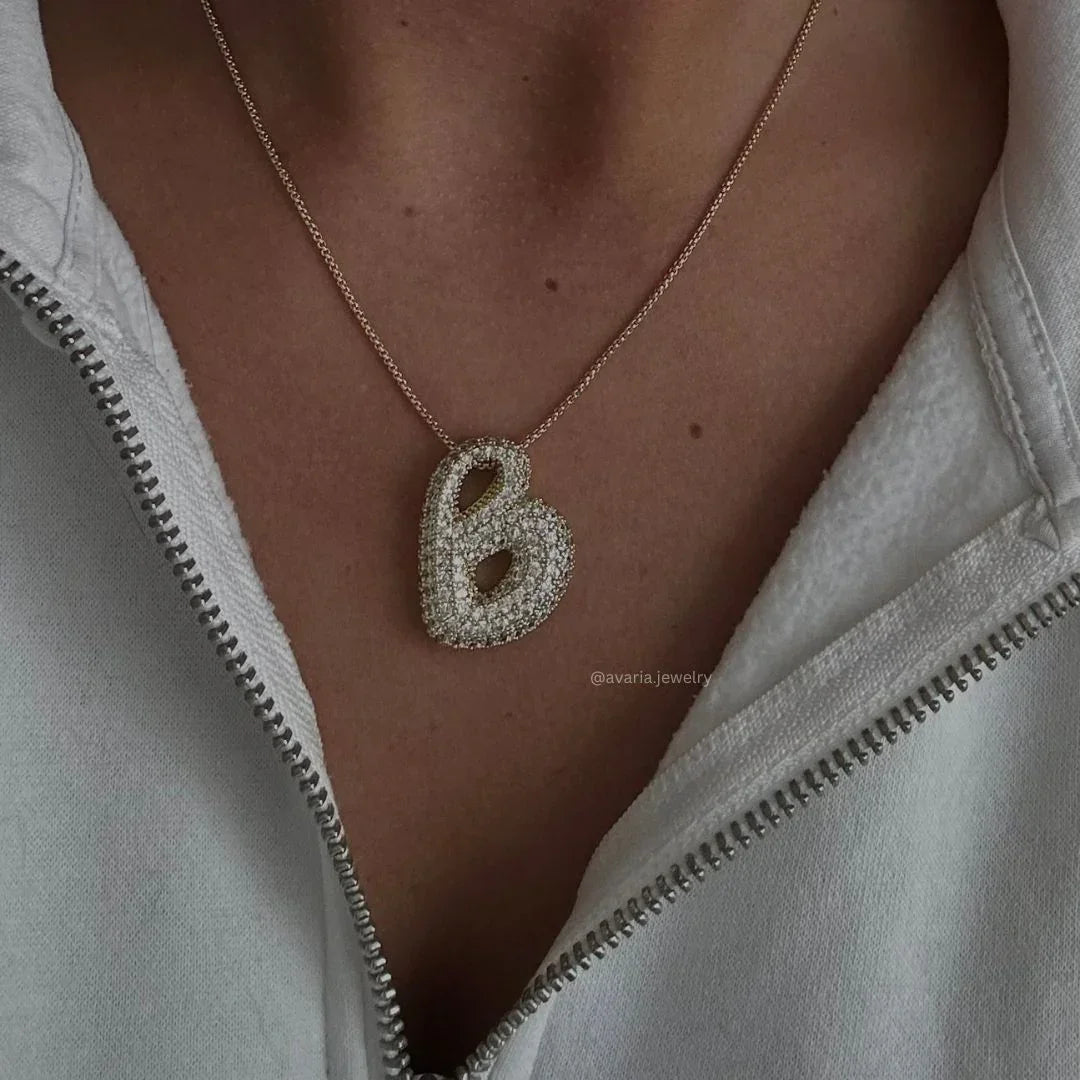 Diamantový náhrdelník s písmenom v tvare bubliny