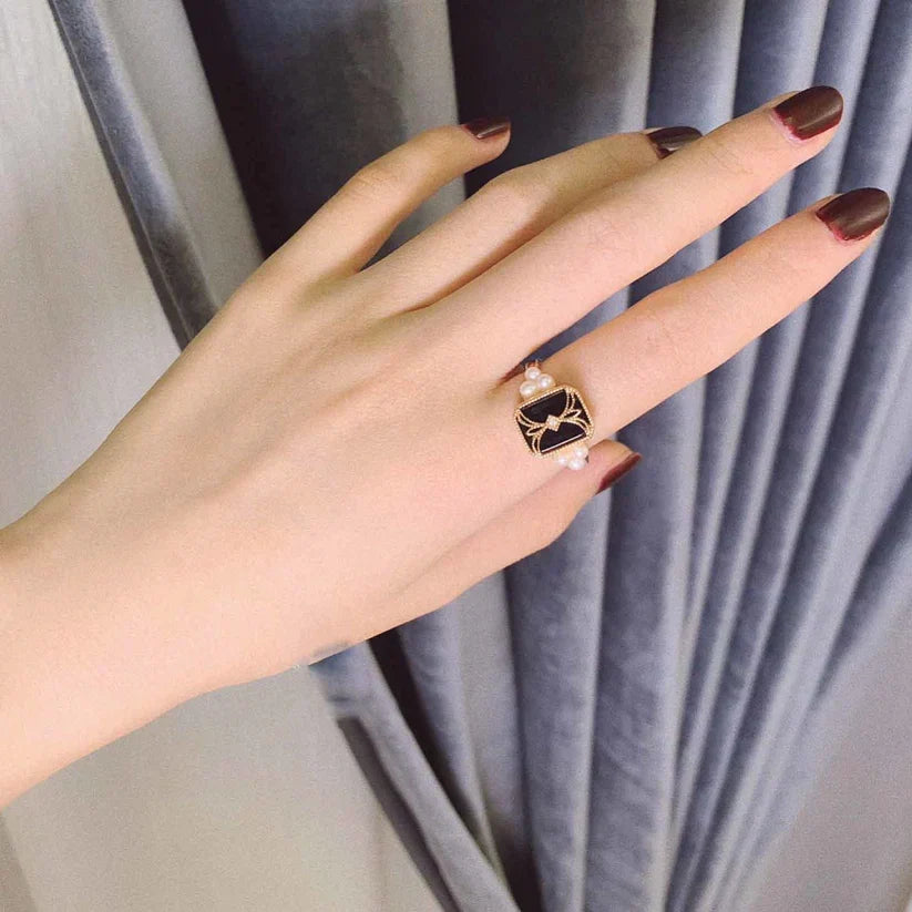 Vintage Zlatý Prsteň s Čiernou Perlou