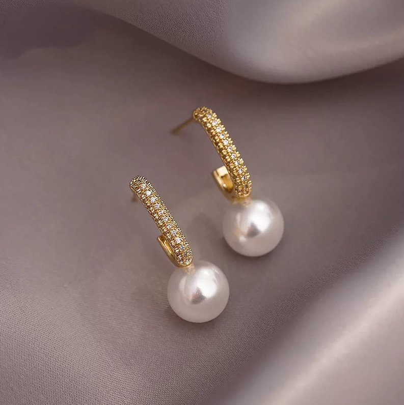 Elegantné jasné zlaté perlové náušnice