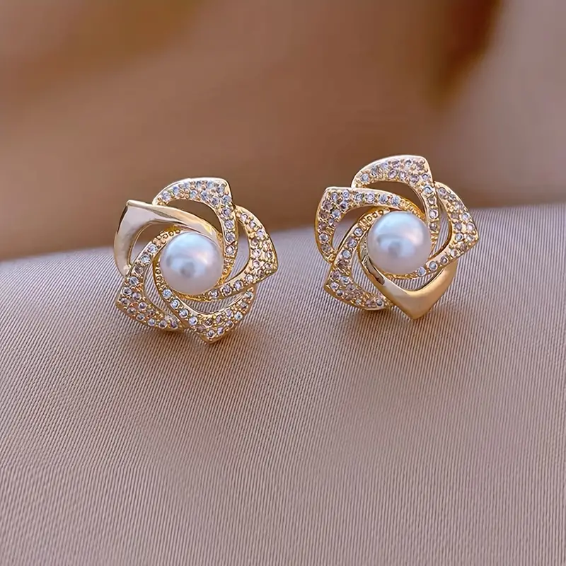 Elegantné jasné spirálové perlové náušnice