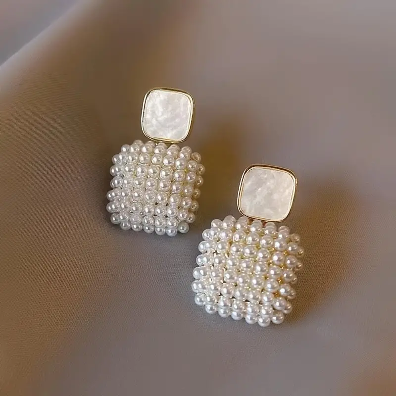 Štvorcové náušnice s elegantnými perlami