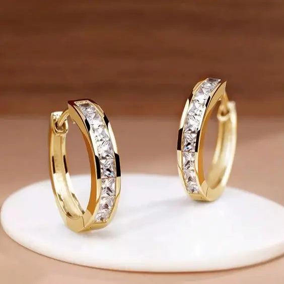 Elegantiški auksiniai žiediniai auskarai su krištolu