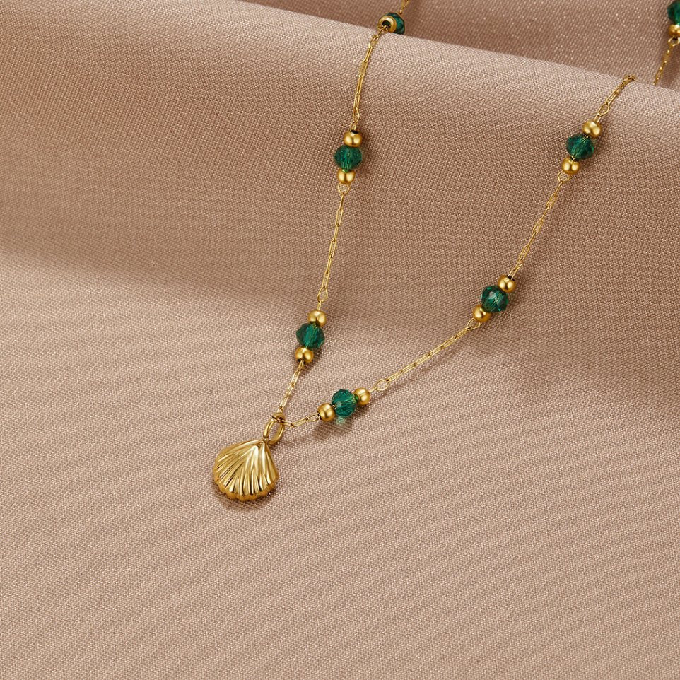 Náhrdelník so zlatými mušľami a zelenými perlami „Darina“