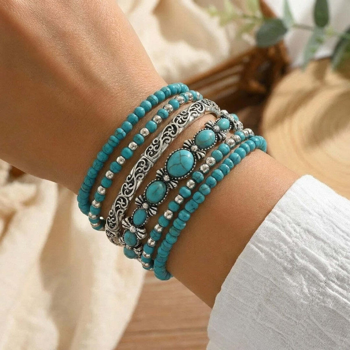 Náhrdelník s tyrkysovými korálkami a boho náramkami