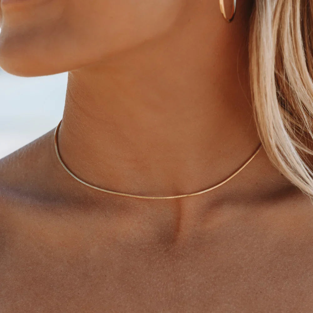 Tenký náhrdelník hadí splietaný choker Seren