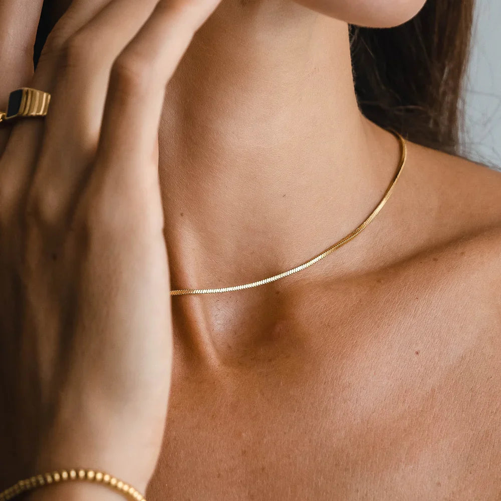 Tenký náhrdelník hadí splietaný choker Seren