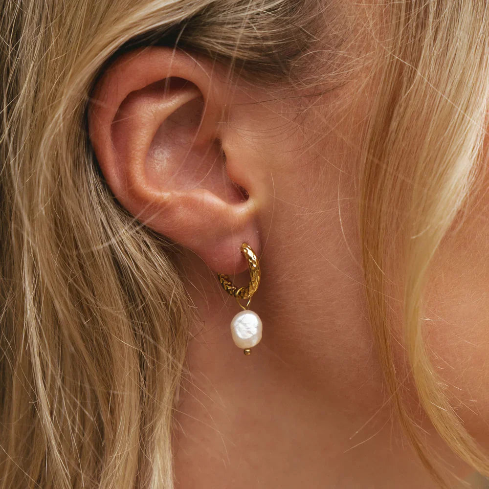Luna textúrované perlové kruhové náušnice